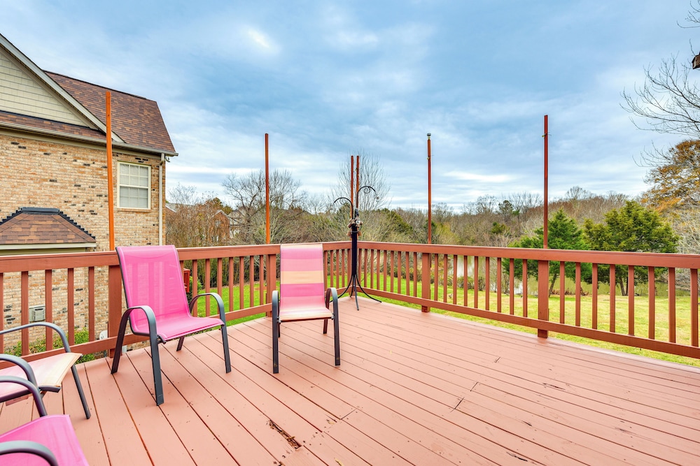 3 Mi to Carowinds: Retreat w/ On-site Fishing