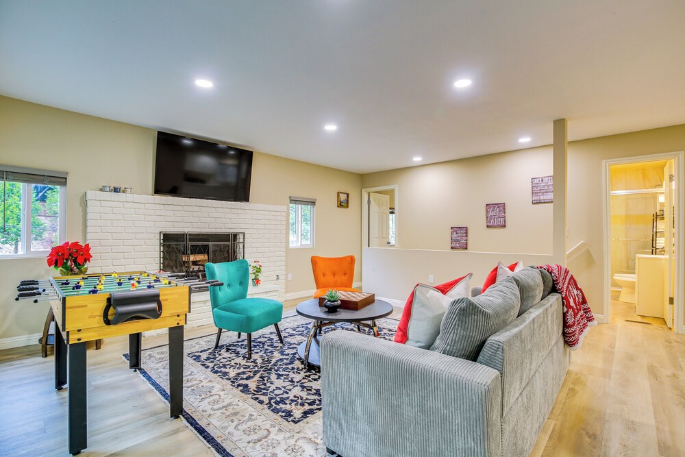 4 Mi to Lake Arrowhead: Cabin w/ Grill & Deck!