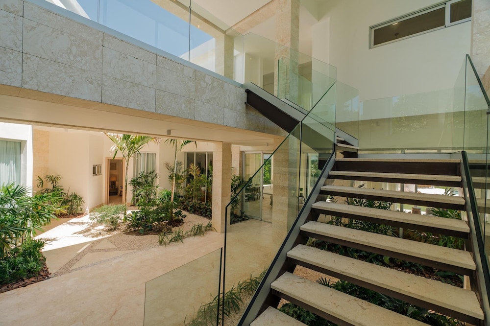 Modern 6 BDR Golf Front Villa in Luxury Beach Resort w Pool and Heated Jacuzziz