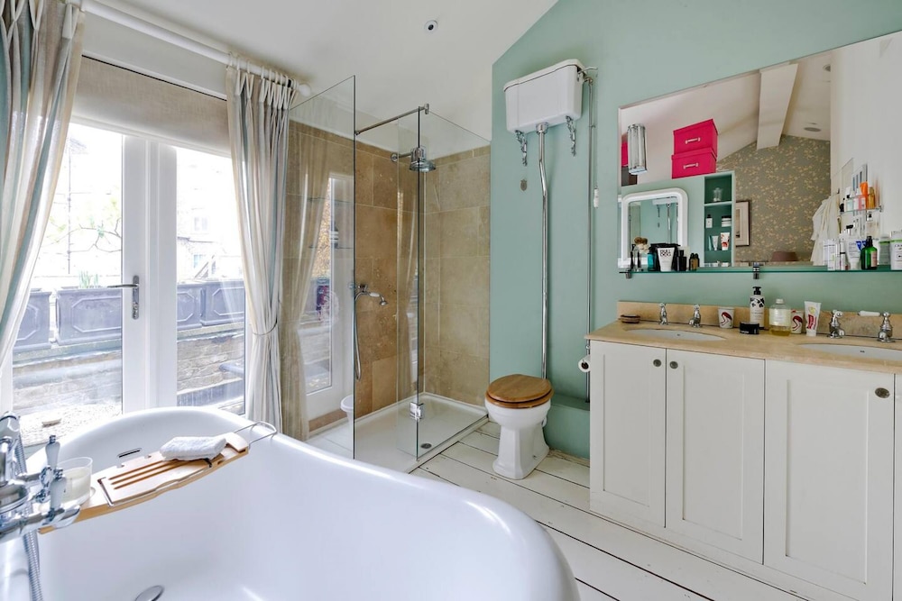 Delightful 3-bed Family Home Bayswater
