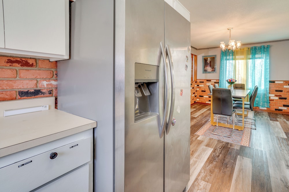 2 Mi to Dtwn St Paul: Home w/ Private Deck & Yard!