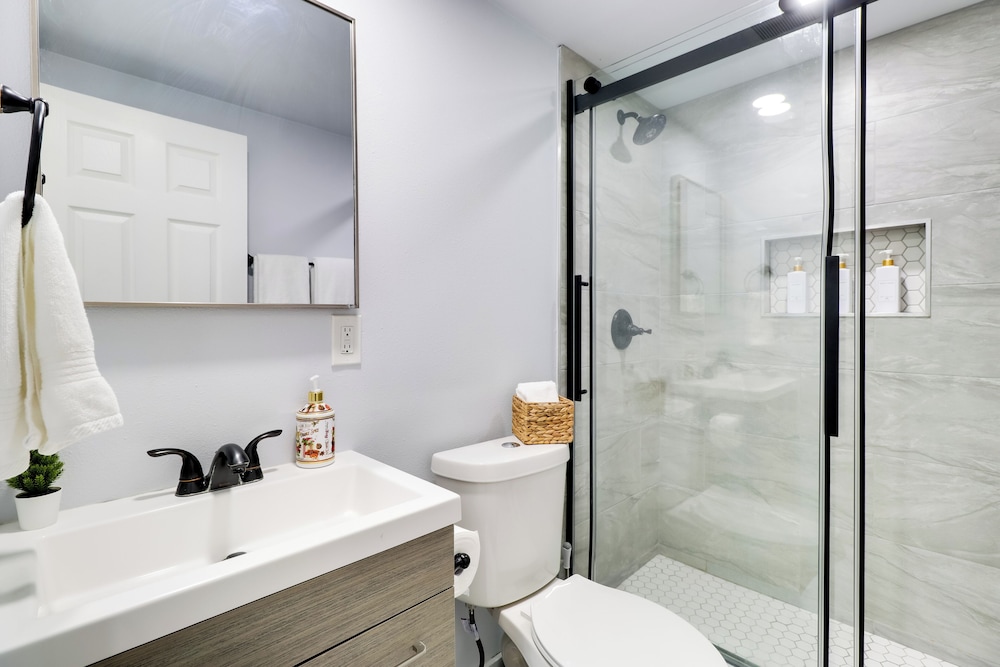 1 Mi to Dtwn: Renovated Retreat in Georgetown!