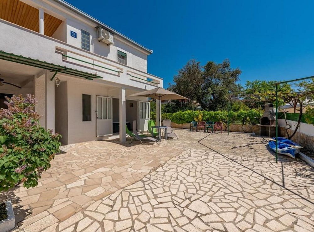 Beachfront Holiday Home With Hot Tub, Terrace, and Sea Views in Vinišće