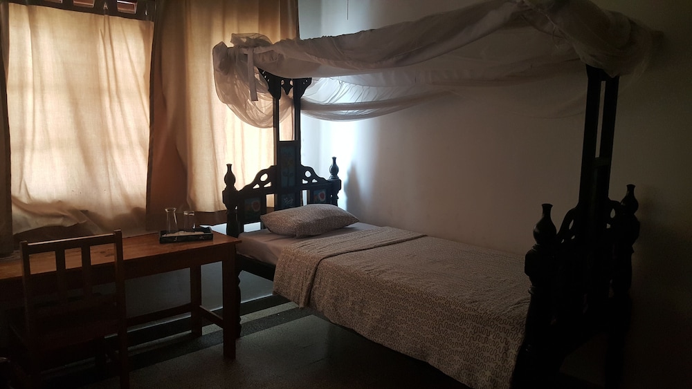 Q-Bar & Guest House