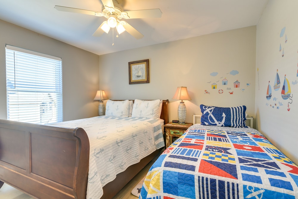 Galveston Getaway: Spacious Home < 1 Mi to Beaches