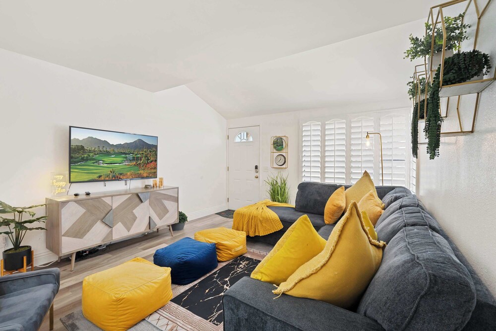 The 14th Fairway Delight 4Bd W/community Pool!