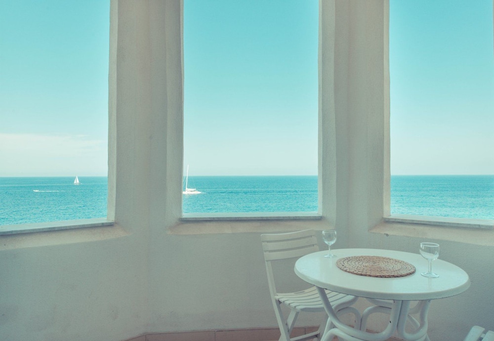 Charming Seafront Apartment, Perfect for Families