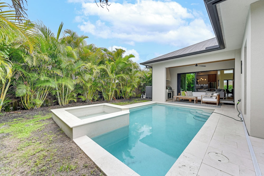 Luxe Outdoor Living: Naples Getaway 2 Mi to Beach!