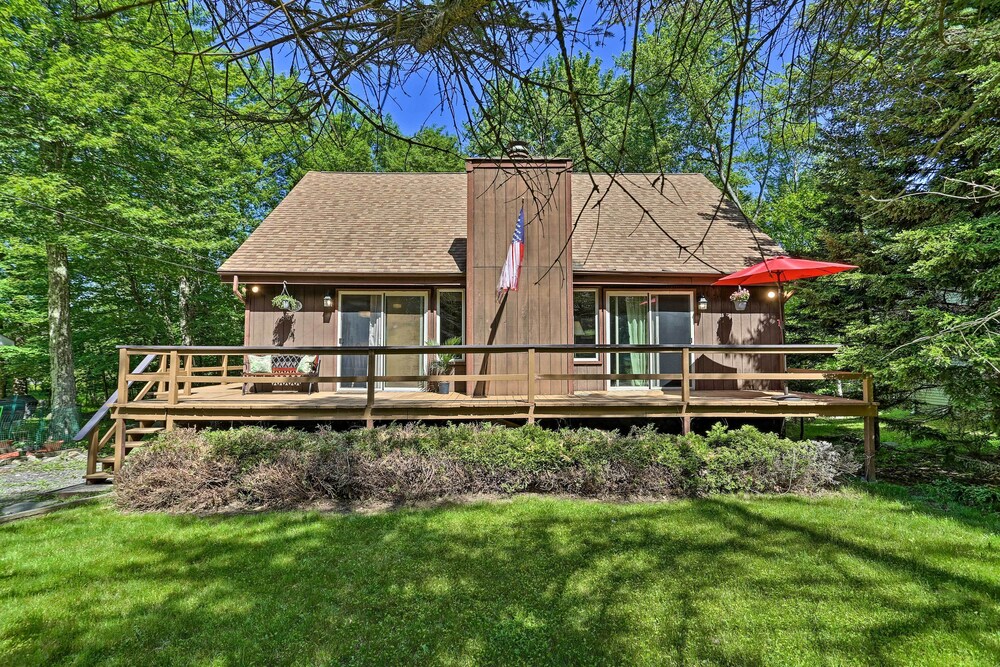 Cozy Tobyhanna Cabin w/ Hot Tub + Resort Amenities view 4