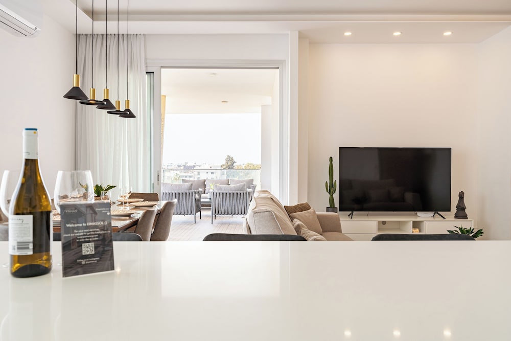 YAMAS Urban Living Platinum 77 Apartments