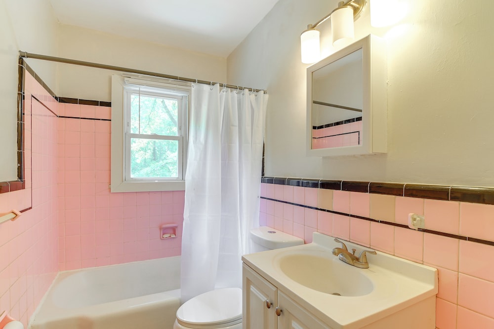 6 Mi to Uptown: Pet-friendly Home in Charlotte