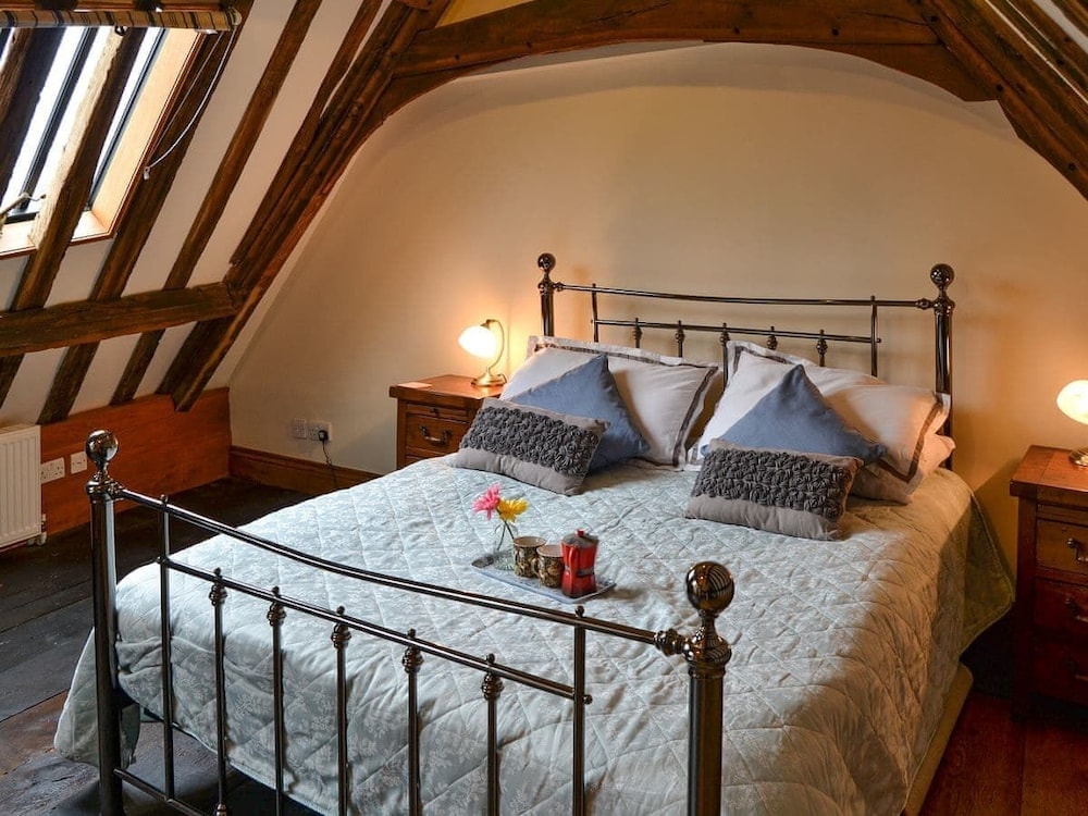 Captivating Tudor 2 Bedroom Apartment in Ipswich view 4