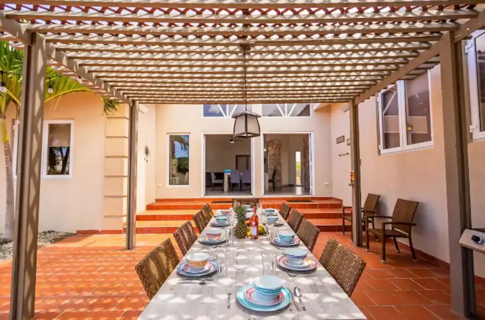 Spacious 6BR Villa w Pool Close2beach Sleeps 16