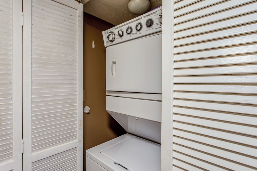 Direct Beach Access! Walkable Condo on Ocean Blvd