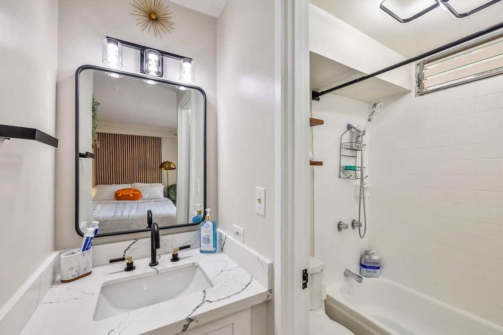 Bright Cozy Condo Unit With Balcony