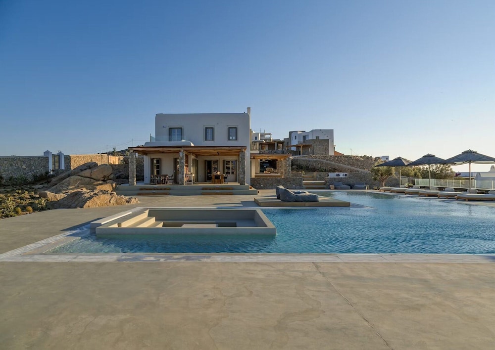 Villa With Resort Style Pool
