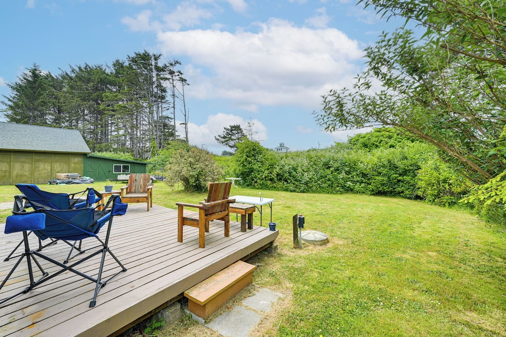 Walk to Beach: Charming Home - 3 Mi to Seabrook