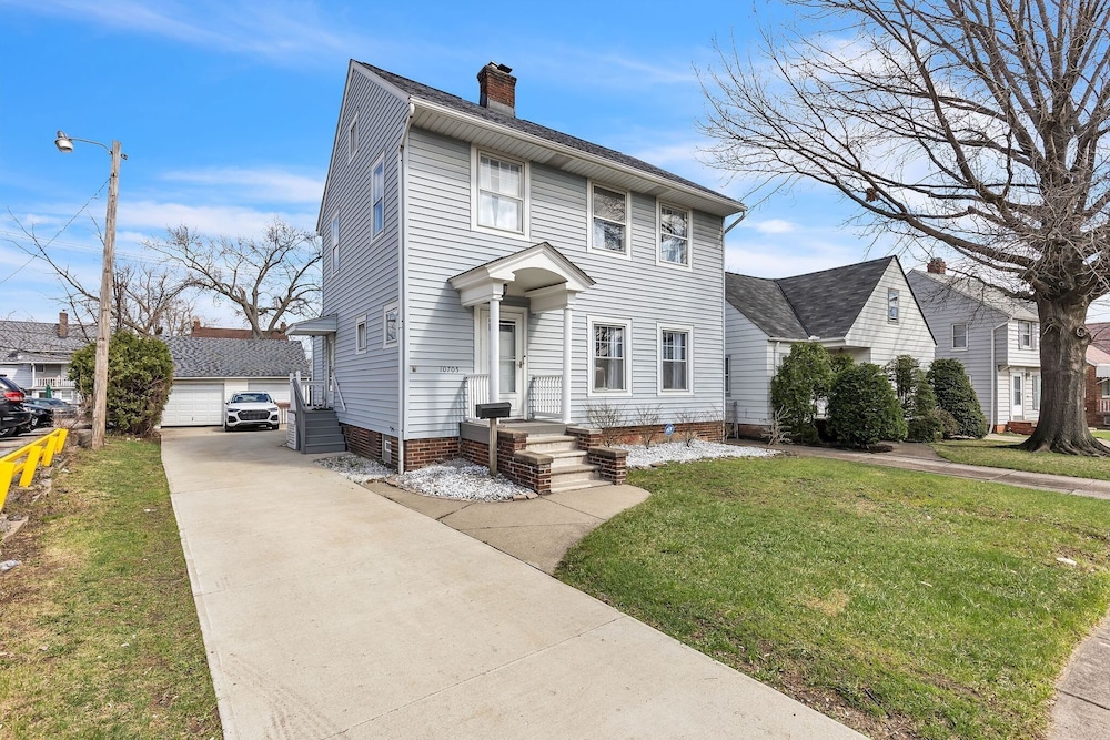 Cozy Getaway With Hot Tub, Patio & Fenced Yard 3 Bedroom Home