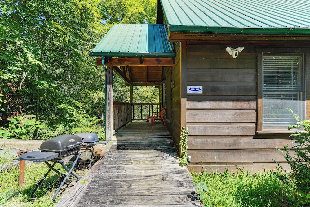 Hot Tub & Game Area: Rustic Cabin 5 Mi to Gsmnp