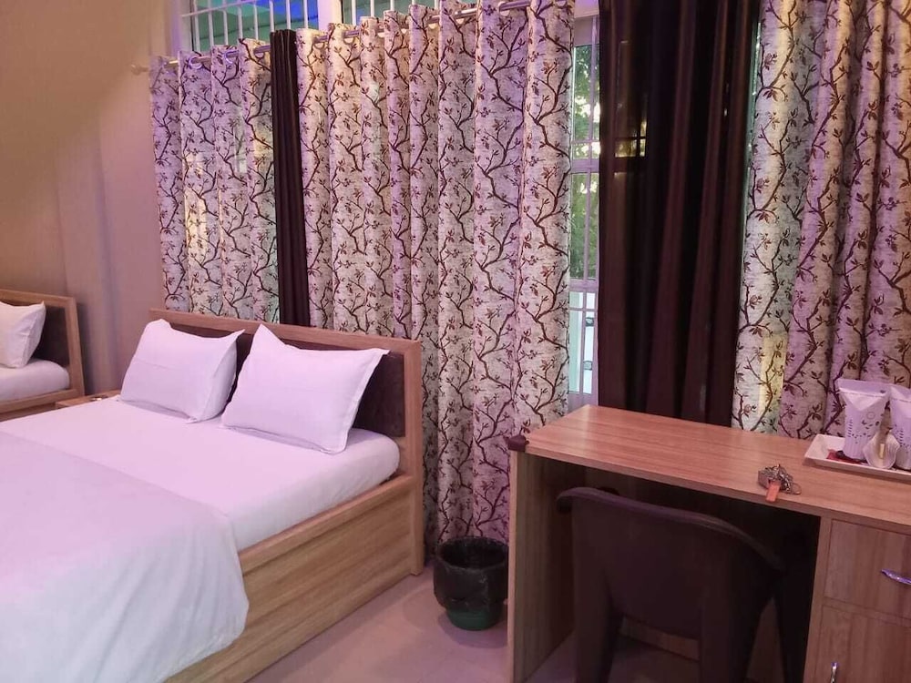 3 Star Lodge view 5