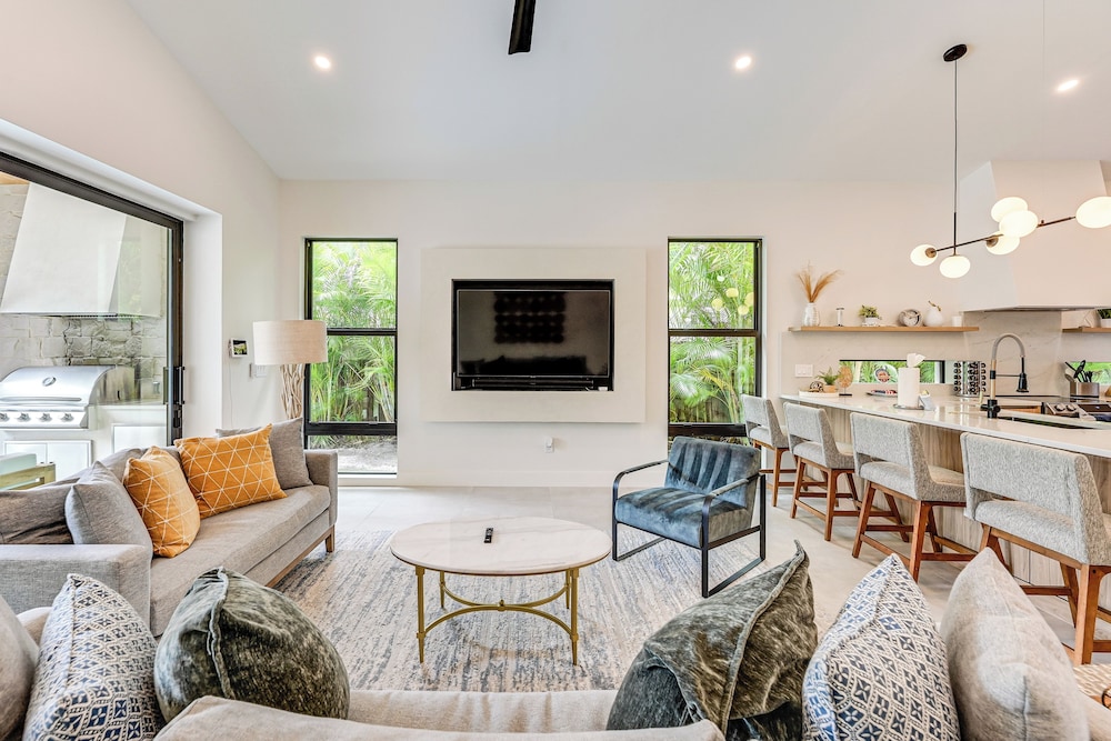 Luxe Outdoor Living: Naples Getaway 2 Mi to Beach!