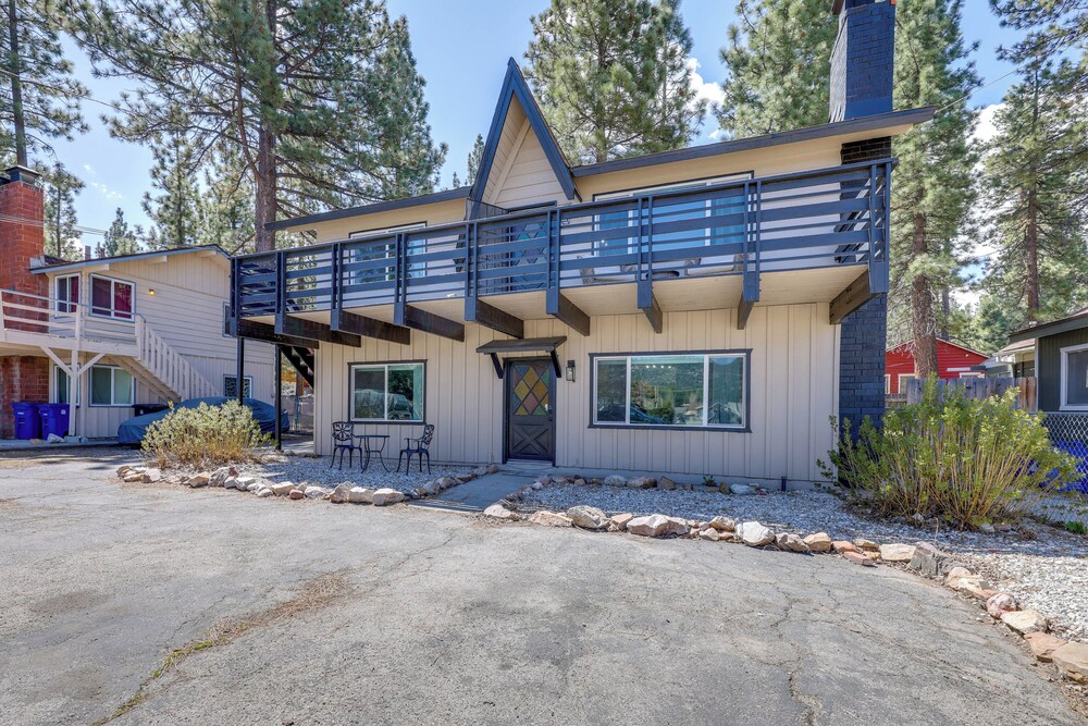 2 Mi to Trails: Modern Mountain Condo in Big Bear