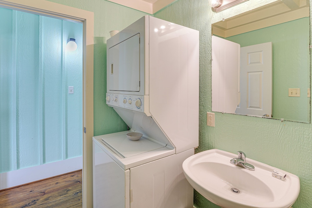 Walk to Beach: Home w/ Hot Tub & Deck in Gilchrist