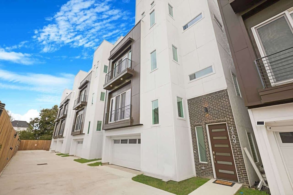 Houston 6 Bedroom Home
