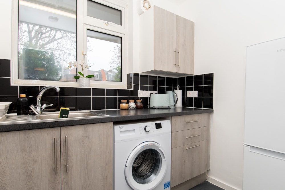 Stunning 1-bed Entire Apartment in Teddington view 3