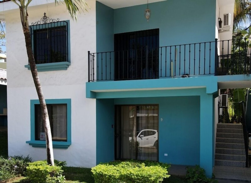 Minimalist Condo with a Beautiful New Design, Enclosed Patio, and Shared Community Pool