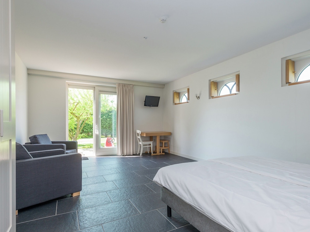 Inviting Holiday Home in Zuidoostbeemster near Center & Forest