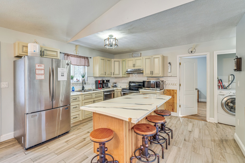 15 Mi to Ski Big Bear: Gem w/ Deck & Game Room