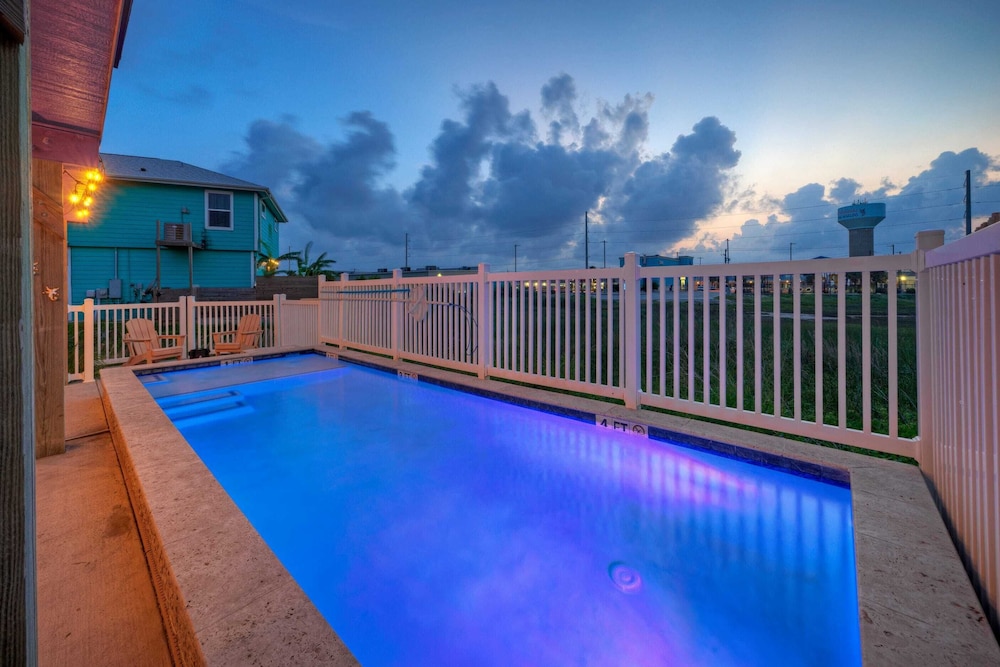 Purple Parrot by Avantstay Heated Pool, Beach Access & Central Port A Location