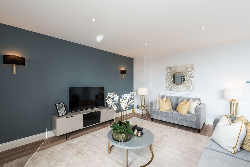 The Carlyle - Elegant Serviced Apartments