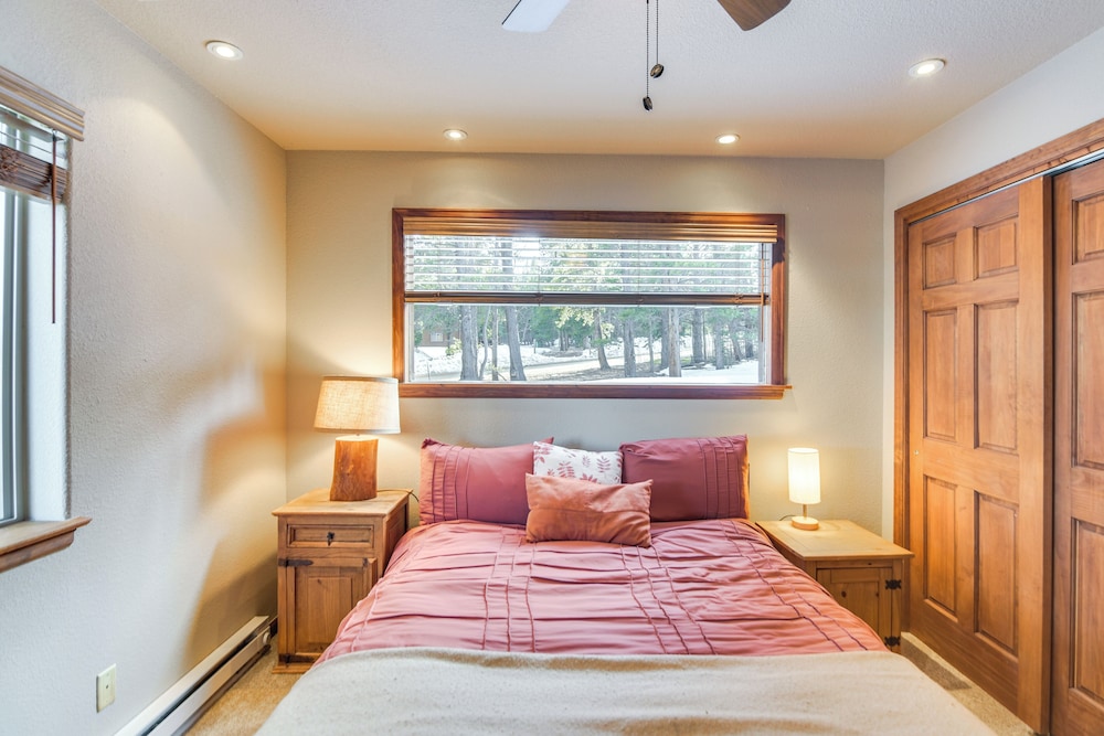Deck + Mountain Views: Fairplay Family Escape!