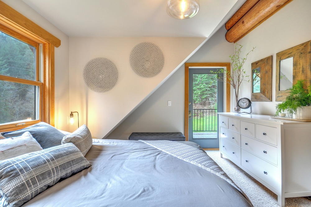 Luxe Cabin in the Woods: Walk to Lake! view 5