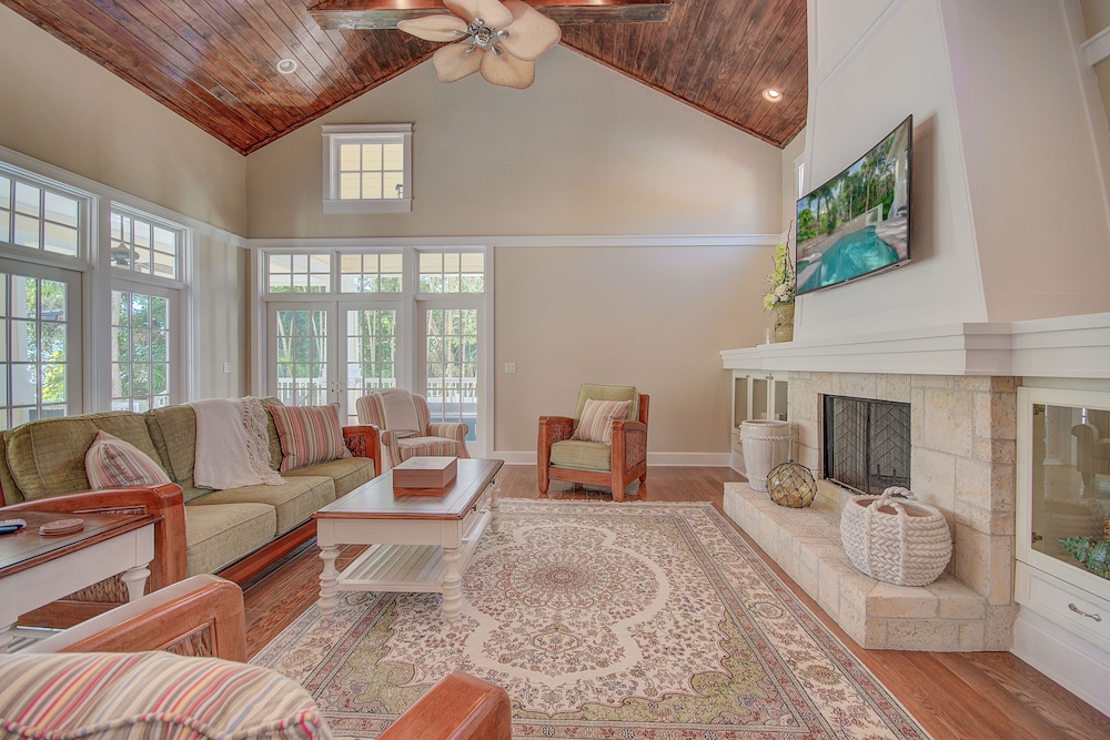 Ultimate Island Getaway - Monthly Beach Rental 4 Bedroom Home by RedAwning - Image 2