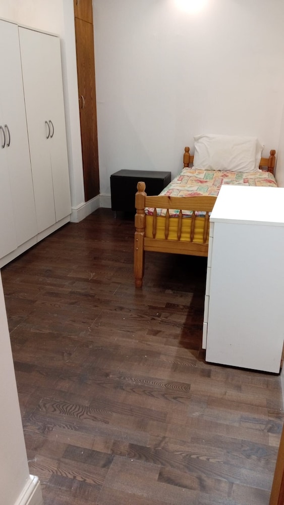 Luton Excellent 1 bed Apartment With Living Room