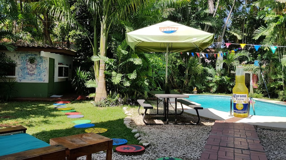 Los Mostros Hostel