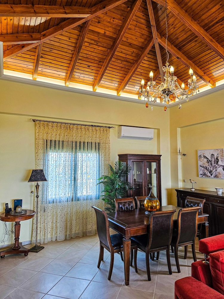 Villa Aitheras With sea Views and Garden