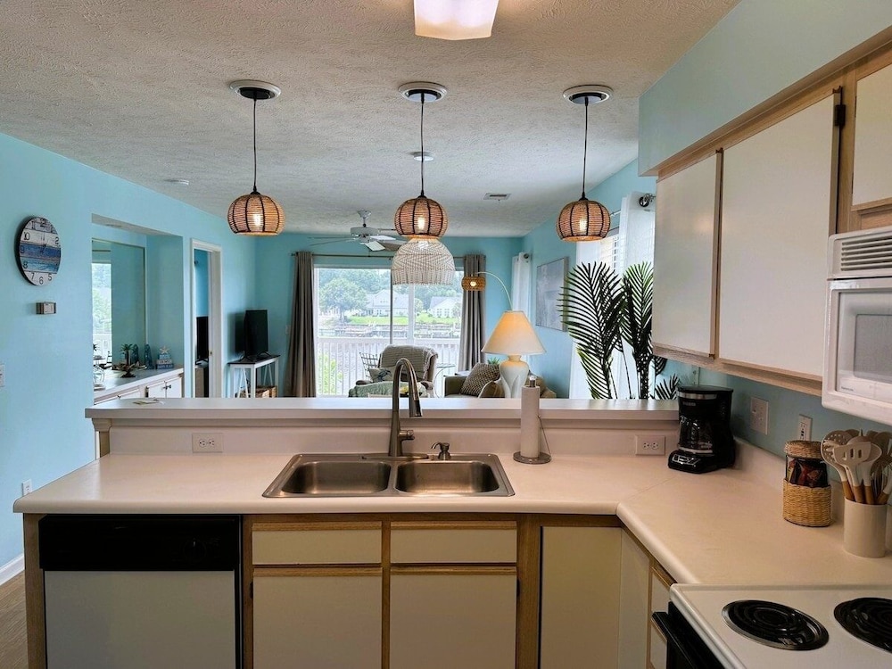 Waterway Village 27f 2 Bedroom Condo