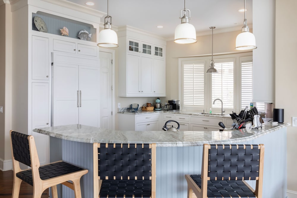 Luxury, Stunning 6 Bedroom Home with Saltwater Pool on the Beach