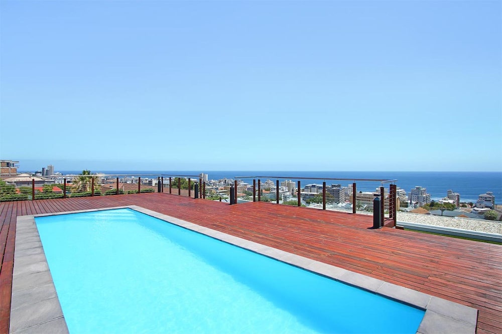 Bright 2bed in Sea Point w Sea Views Helio Haven