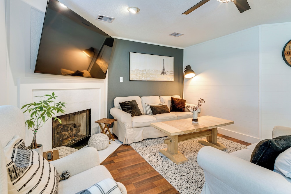 6 Mi to Northshore Park: Family Home w/ Pool!