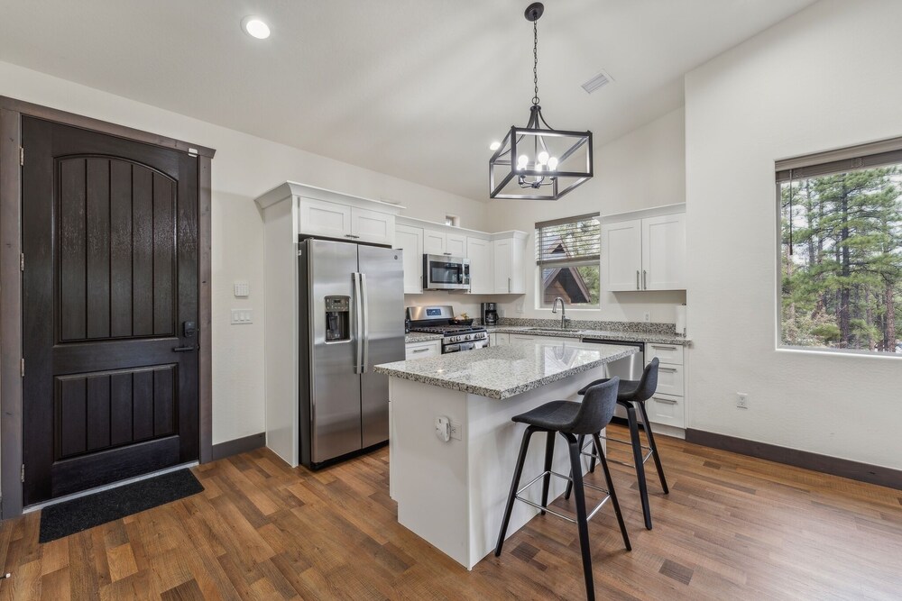 Scenic Golf Retreat With Modern Comforts & Fireplace 4 Bedroom Townhouse