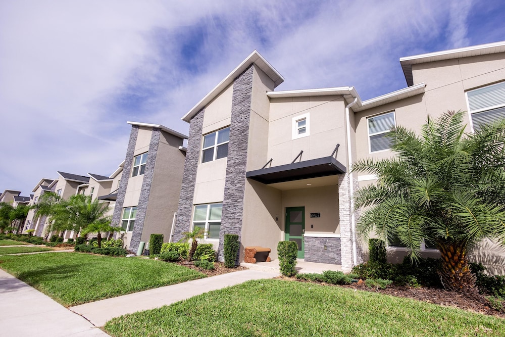8967 CC - Cozy 5 Bed Home With Private Pool