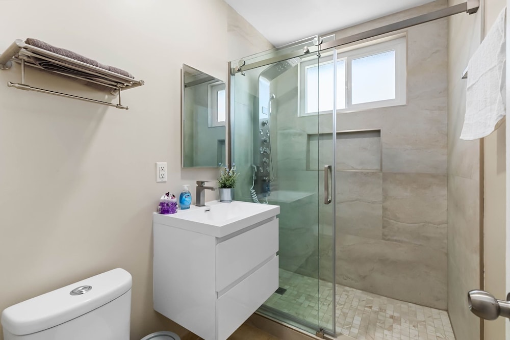 Cozy 2BR Home With Bright Interior Relaxing Patio