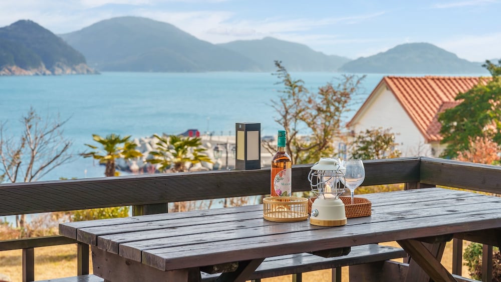Geoje Kkachi and Santorini Pension