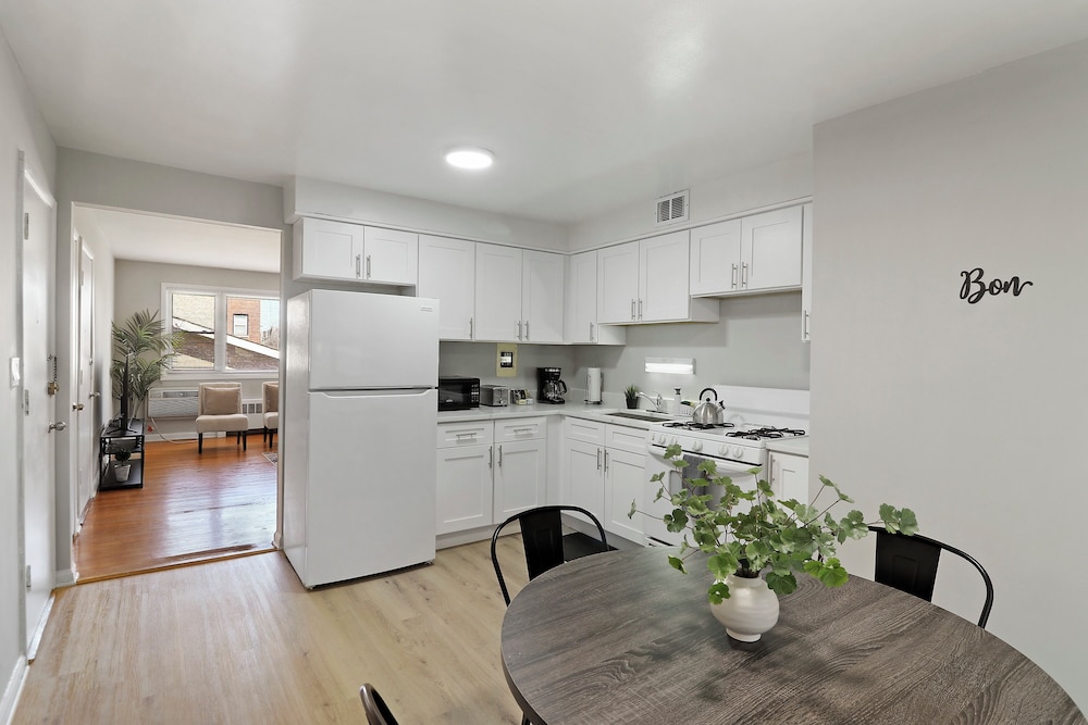 Cozy 2BR Apt Near Parks - Kimball A2