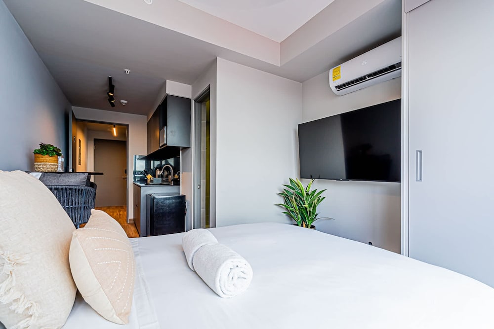 w Stunning 2BR w Great Deco in Centriqo